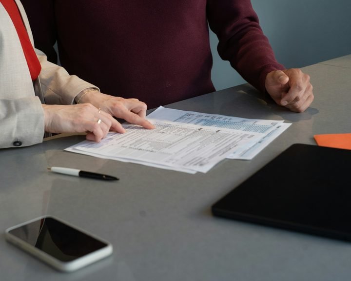 Adviseur en startende ondernemer nemen samen het ondernemersplan door